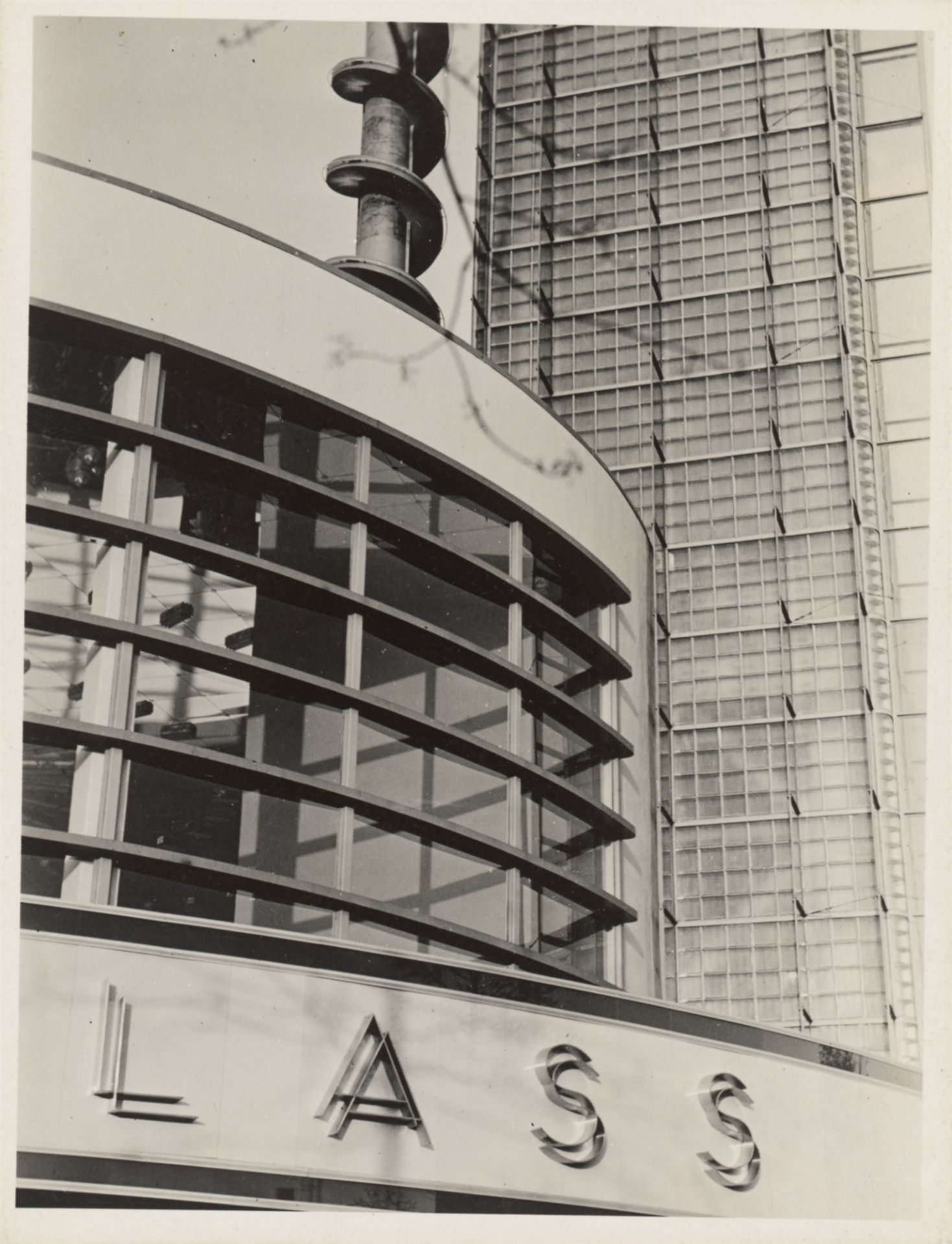 Iwao Yamawaki. Modernes Gebäude mit Glasarchitektur. 1930/1932 - Bild 2 aus 2