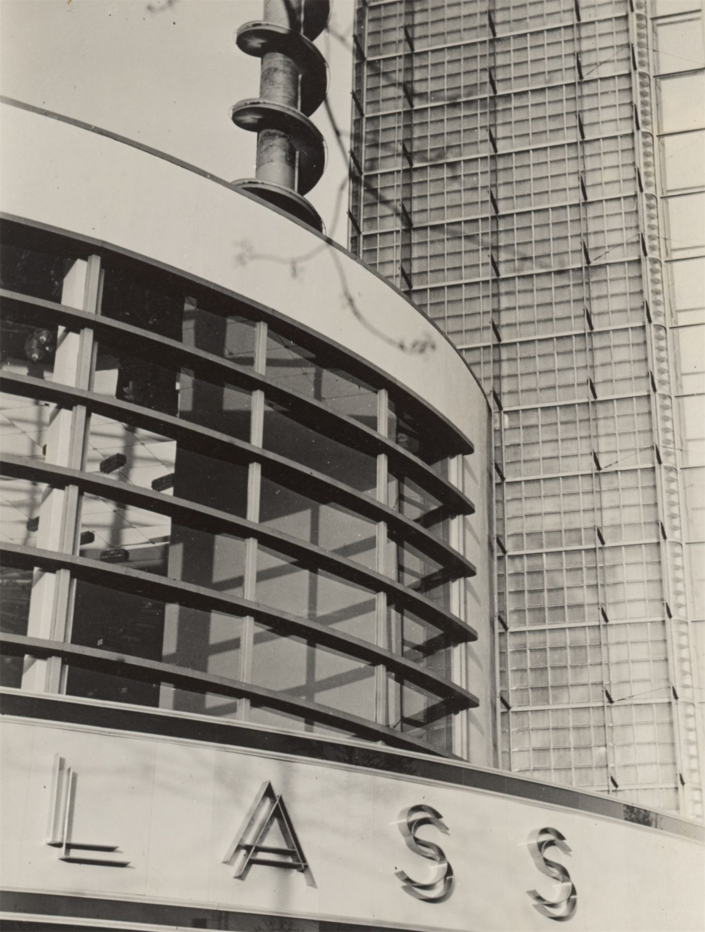 Iwao Yamawaki. Modernes Gebäude mit Glasarchitektur. 1930/1932