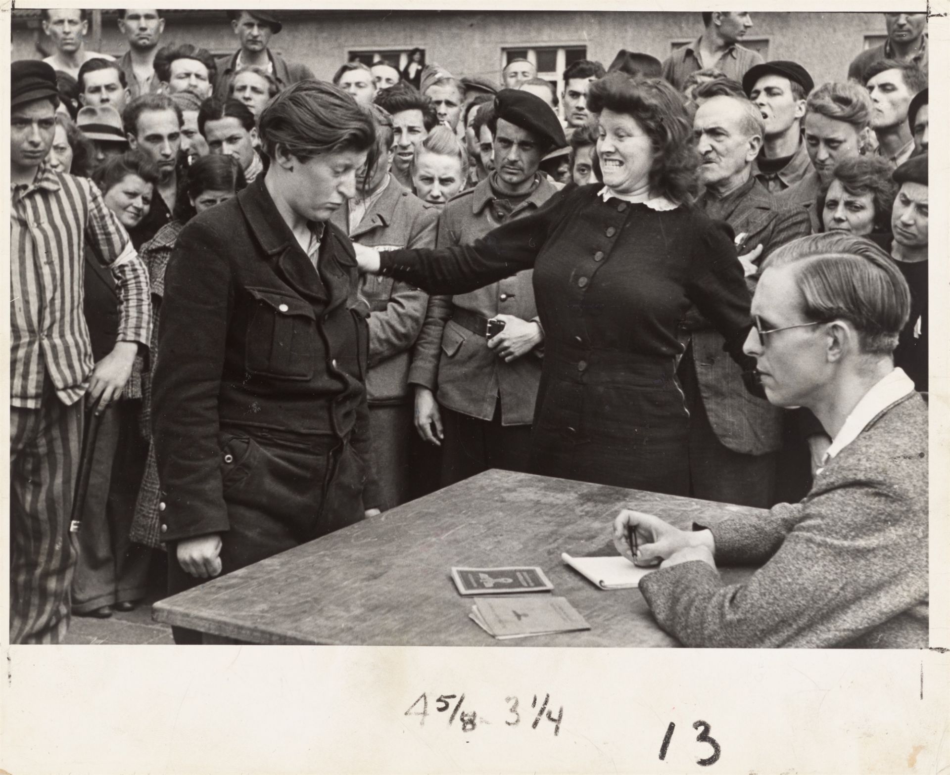 Henri Cartier-Bresson. Gestapo Informer, Dessau. 1945 - Bild 2 aus 3