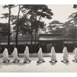 Werner Bischof. Shinto-Priester im Hof des Meiji-Tempels, Tokyo, Japan. 1951