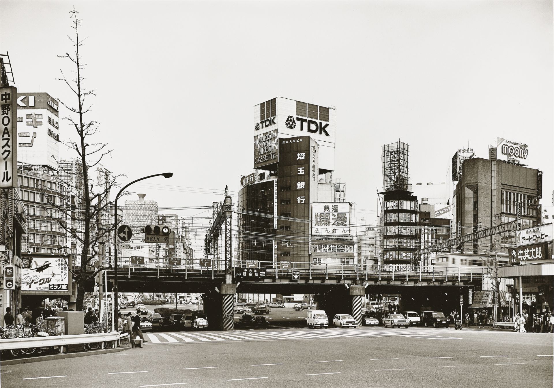 Thomas Struth. ”Kreuzung an Shinju-ku Station Tokyo”. 1986/1987