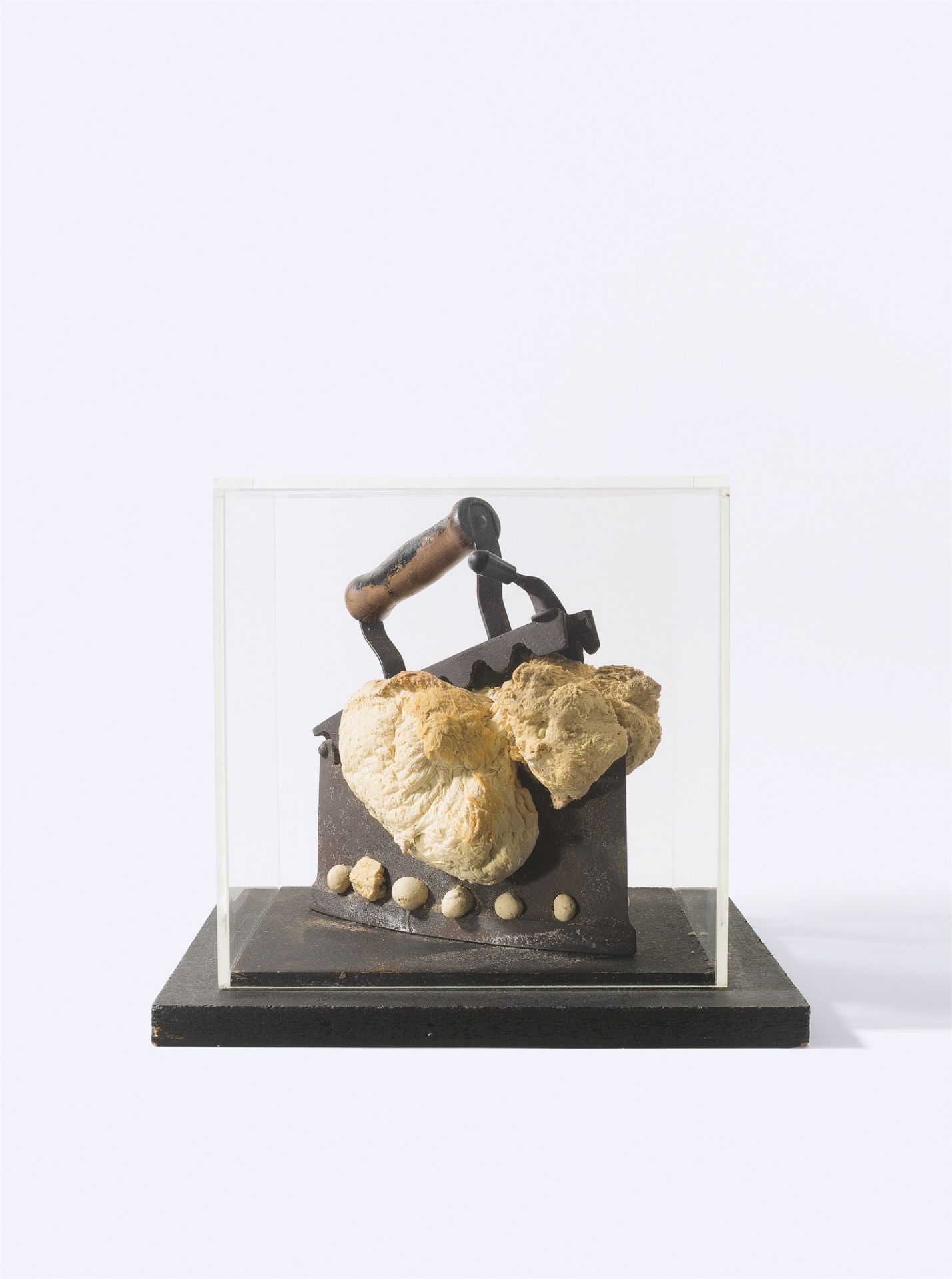 Daniel Spoerri. Bügeleisen mit Teig. 1970