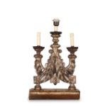 COPPIA DI CANDELABRI D'ALTARE IN LEGNO INTAGLIATO E ARGENTATO, XVIII SECOLO