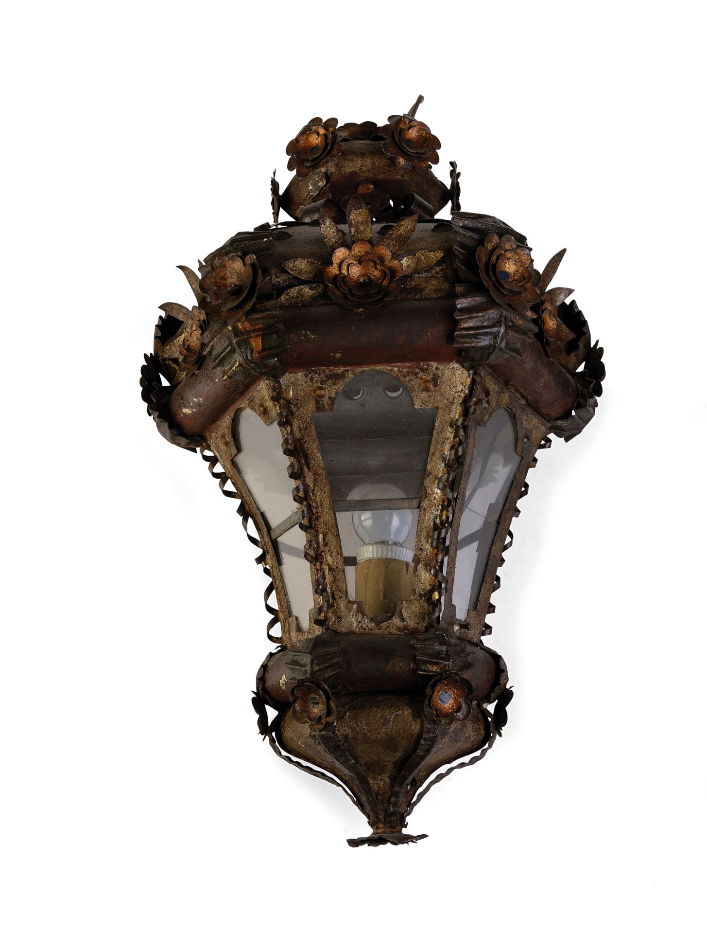 COPPIA DI LAMPIONI IN METALLO SBALZATO E DIPINTO, XVIII-XIX SECOLO