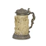 TANKARD IN AVORIO CON MONTATURA IN ARGENTO, GERMANIA, XIX SECOLO