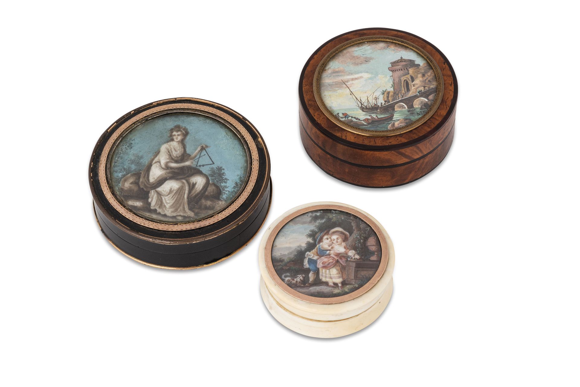 TRE TABACCHIERE IN LEGNO, AVORIO, TARTARUGA E ORO CON MINIATURE, XIX SECOLO