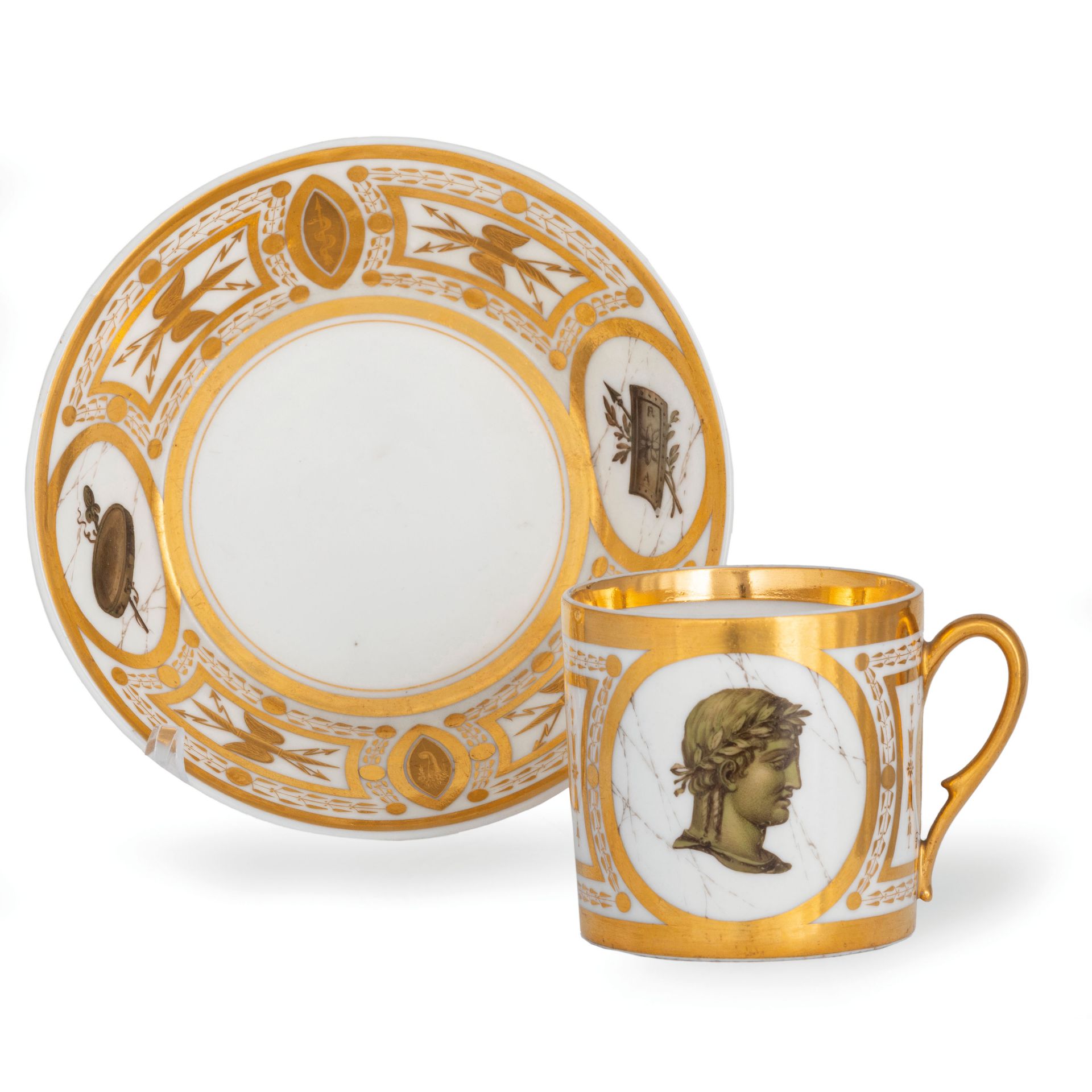 TAZZA CON PIATTINO IN PORCELLANA POLICROMA, MANIFATTURA DI PARIGI, CIRCA 1810