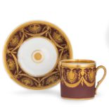 TAZZA CON PIATTINO IN PORCELLANA RUGGINE E ORO, MANIFATTURA DI PARIGI, CIRCA 1810