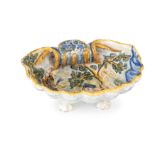 BACILE IN MAIOLICA POLICROMA, FORNACE DI CASTELDURANTE A CONCHIGLIA, XVII SECOLO