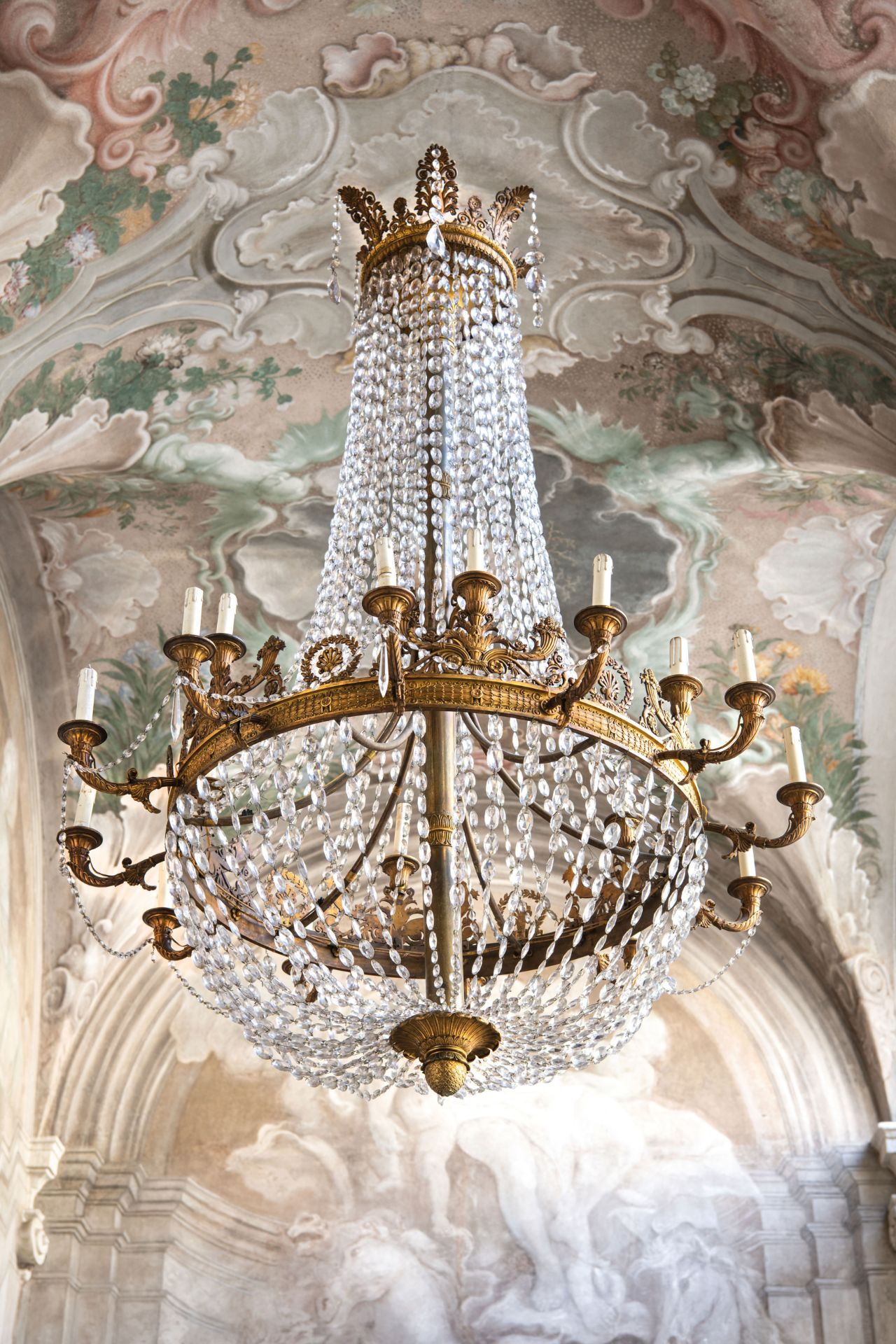 GRANDE LAMPADARIO IN BRONZO DORATO E CRISTALLO, XIX SECOLO