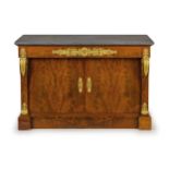 CREDENZA IMPIALLACCIATA IN PIUMA DI MOGANO, BRONZO DORATO E CESELLATO, JACOB DESMALTER, PARIGI, PRIM