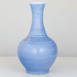 VASO GLOBULARE IN PORCELLANA SMALTATA BLU-CIELO, CINA, DINASTIA QING, MARCHIO APOCRIFO KANGXI