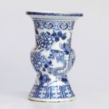 VASO A TROMBA IN PORCELLANA BIANCA E BLU CON DECORO DI DRAGHI, CINA, INIZIO XX SECOLO