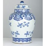 FINE E GRANDE VASO CON COPERCHIO IN PORCELLANA BIANCA E BLU, CINA, DINASTIA QING, EPOCA KANGXI (1662