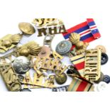 Collection of British military shoulder titles, buttons etc. P&P Group 1 (£14+VAT for the first