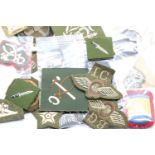Quantity of British cloth insignia and embroidered patches. P&P Group 1 (£14+VAT for the first lot