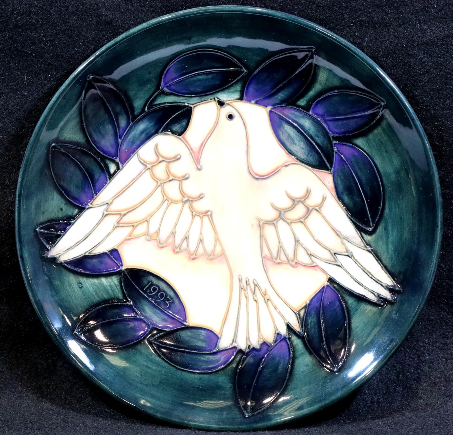 Boxed Moorcroft limited edition 1993 Doves year plate 303/500. P&P group 2 (£18+ VAT for the first