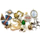 Box of assorted jewellery including an enamelled Egyptian buckle. P&P Group 1 (£14+VAT for the first