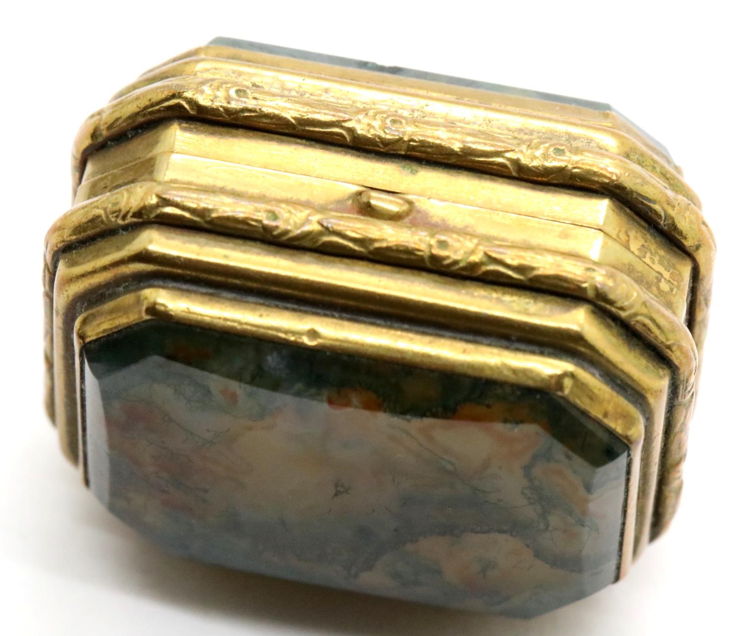 19thC gilt metal and moss agate snuff box with chamfered corners, L: 37 mm. P&P Group 1 (£14+VAT for - Image 3 of 4