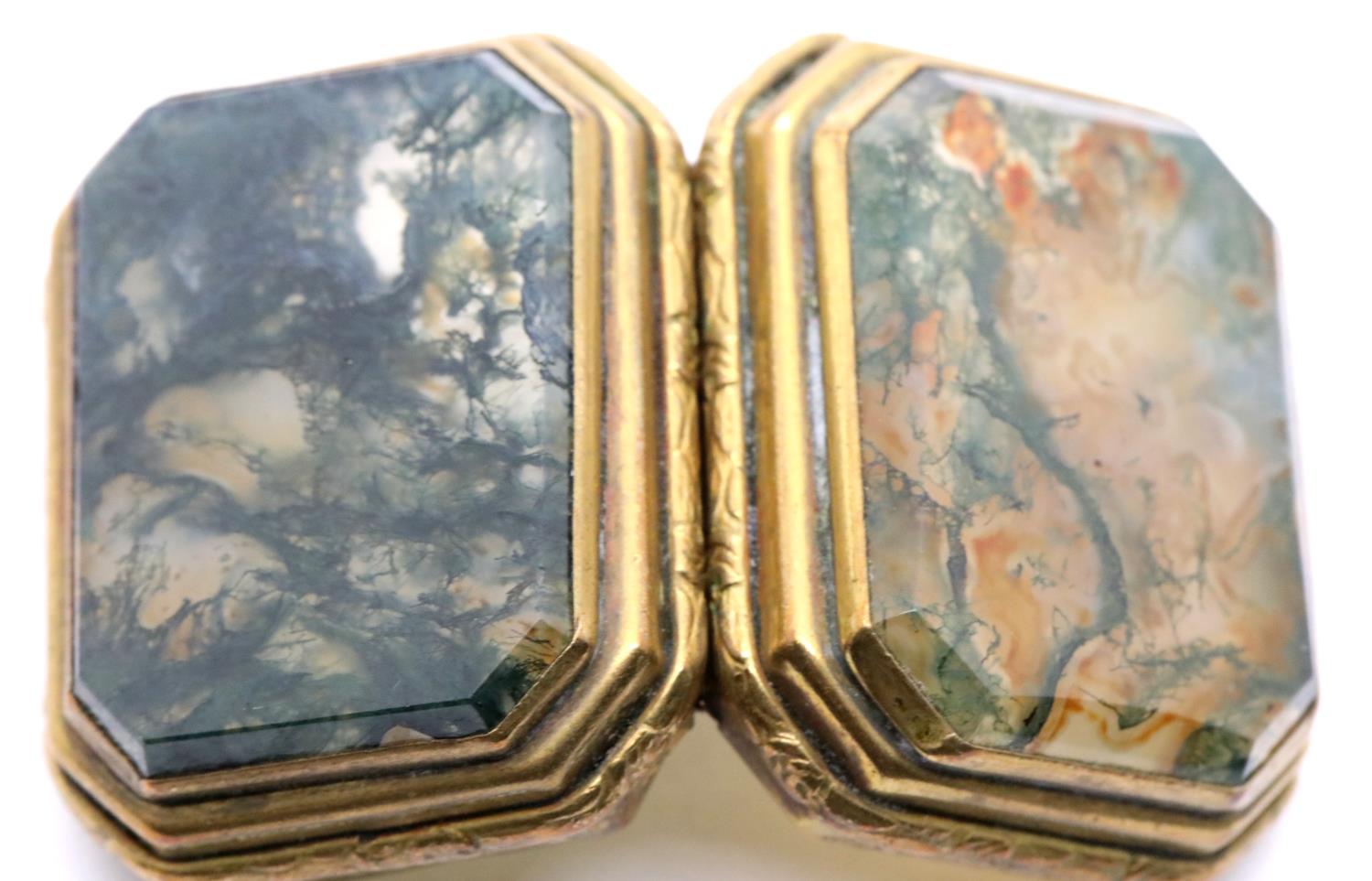 19thC gilt metal and moss agate snuff box with chamfered corners, L: 37 mm. P&P Group 1 (£14+VAT for