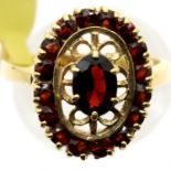 Ladies vintage garnet cluster ring, size O, 4g. P&P Group 1 (£14+VAT for the first lot and £1+VAT