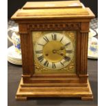 Oak cased brass faced chiming mantel clock with key and pendulum. H: 35 cm. P&P Group 3 (£25+VAT for