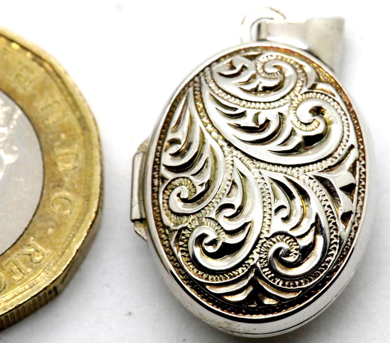 925 silver vintage engraved oval locket, L: 20 mm, clasp fully functional. P&P Group 1 (£14+VAT - Image 4 of 4