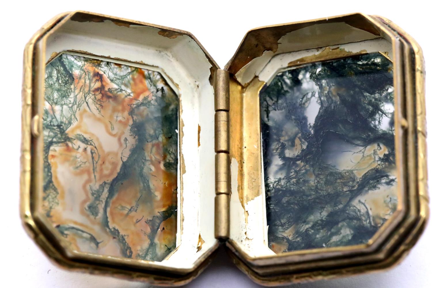 19thC gilt metal and moss agate snuff box with chamfered corners, L: 37 mm. P&P Group 1 (£14+VAT for - Image 2 of 4