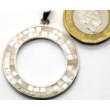 925 silver mother of pearl circular pendant, D: 31 mm. P&P Group 1 (£14+VAT for the first lot and £