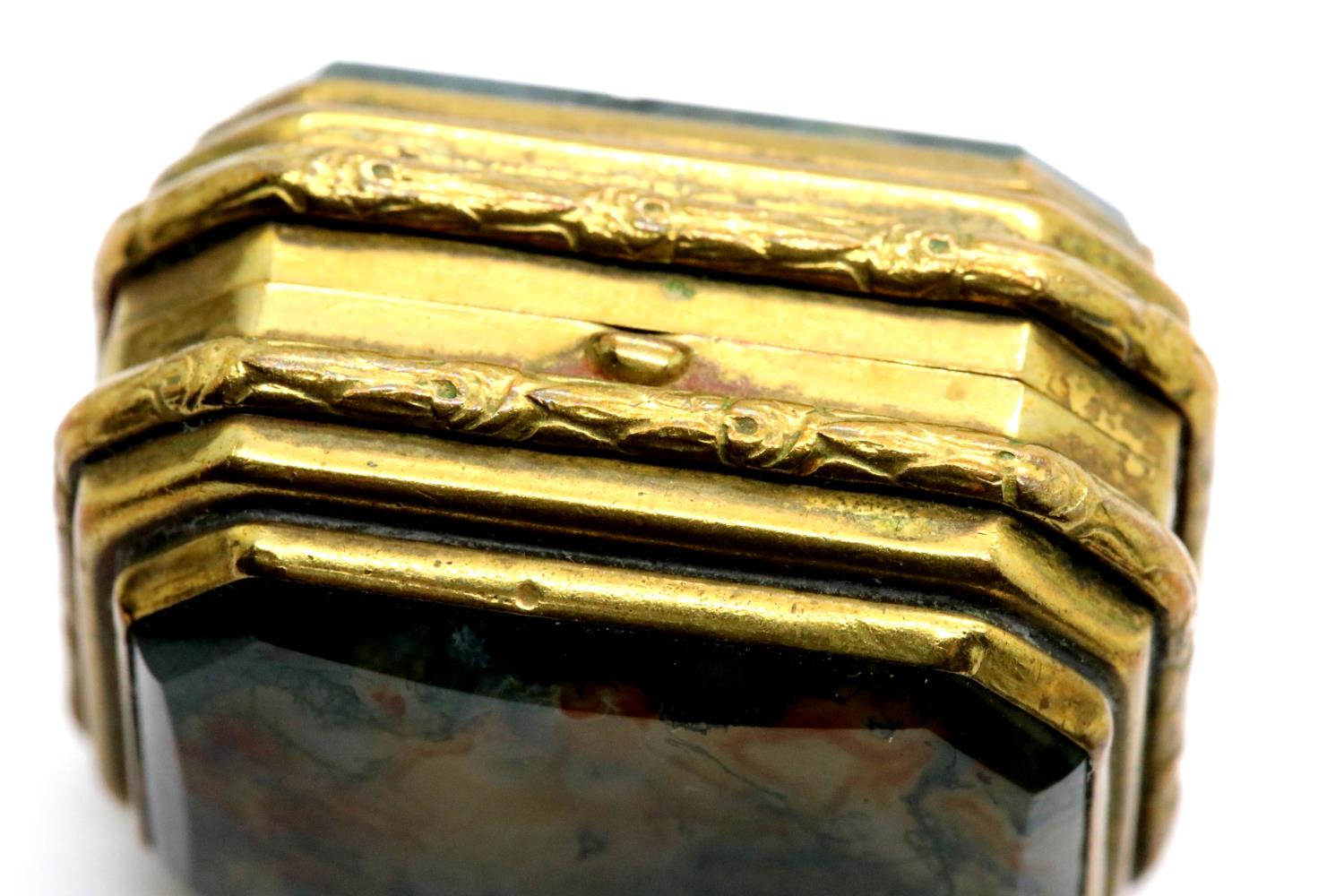 19thC gilt metal and moss agate snuff box with chamfered corners, L: 37 mm. P&P Group 1 (£14+VAT for - Image 4 of 4