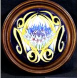 Framed Moorcroft circular plate, D: 16 cm, frame D: 22 cm. P&P Group 2 (£18+VAT for the first lot