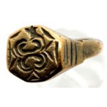 Medieval style yellow metal ring on reset split shank, size Q. P&P Group 1 (£14+VAT for the first