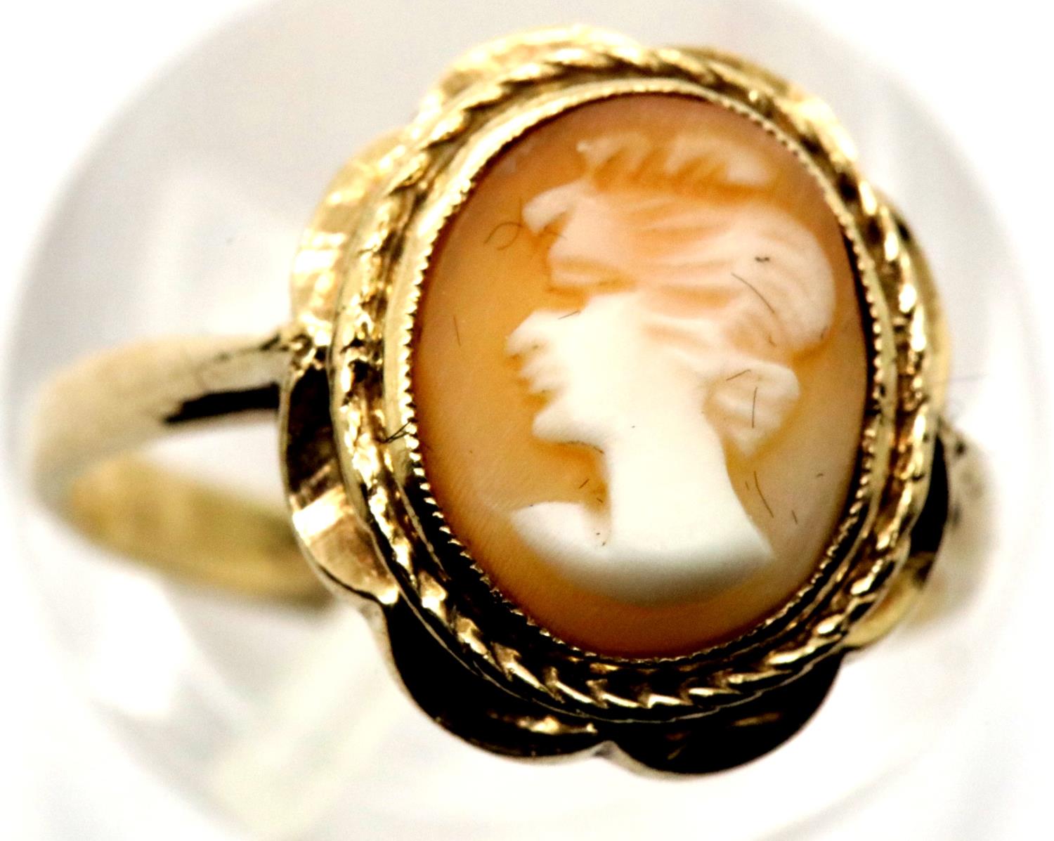 9ct gold cameo set ring, size K/L, 2.9g. P&P Group 1 (£14+VAT for the first lot and £1+VAT for