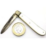 Small silver hallmarked bladed mother of pearl folding fruit knife. P&P Group 1 (£14+VAT for the
