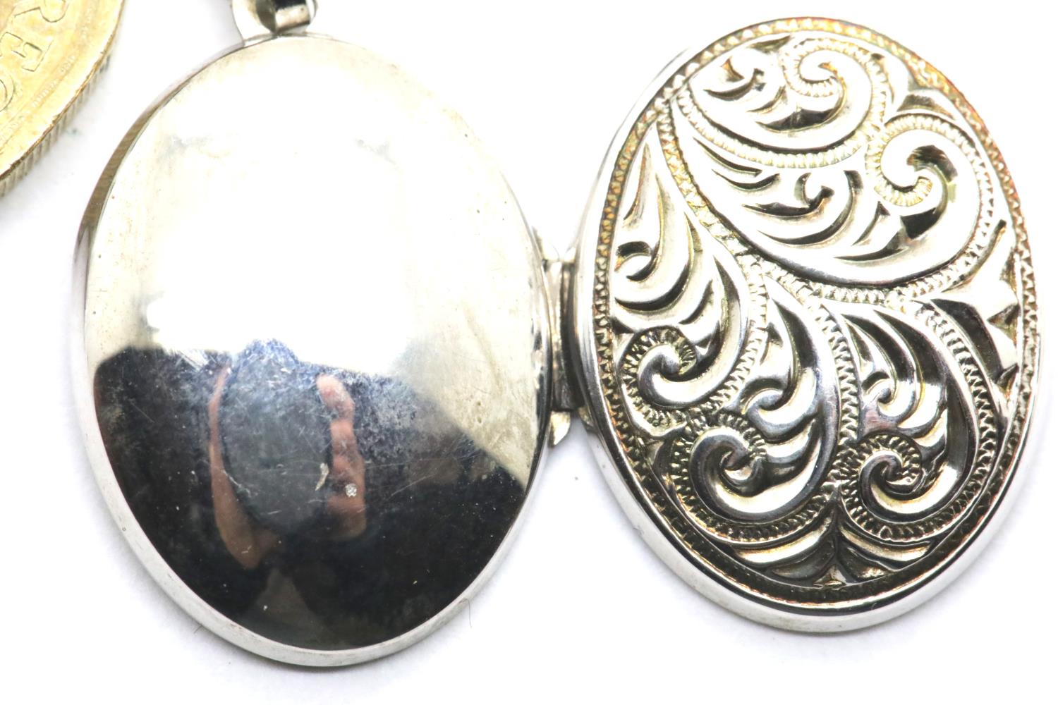 925 silver vintage engraved oval locket, L: 20 mm, clasp fully functional. P&P Group 1 (£14+VAT