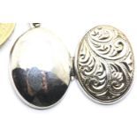 925 silver vintage engraved oval locket, L: 20 mm, clasp fully functional. P&P Group 1 (£14+VAT