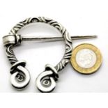 White metal penannular Nordic style cloak/brooch pin, D: 5 cm. P&P Group 1 (£14+VAT for the first