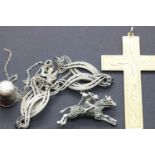 Quantity of silver and silver gilt jewellery items including a large cross. P&P Group 1 (£14+VAT for
