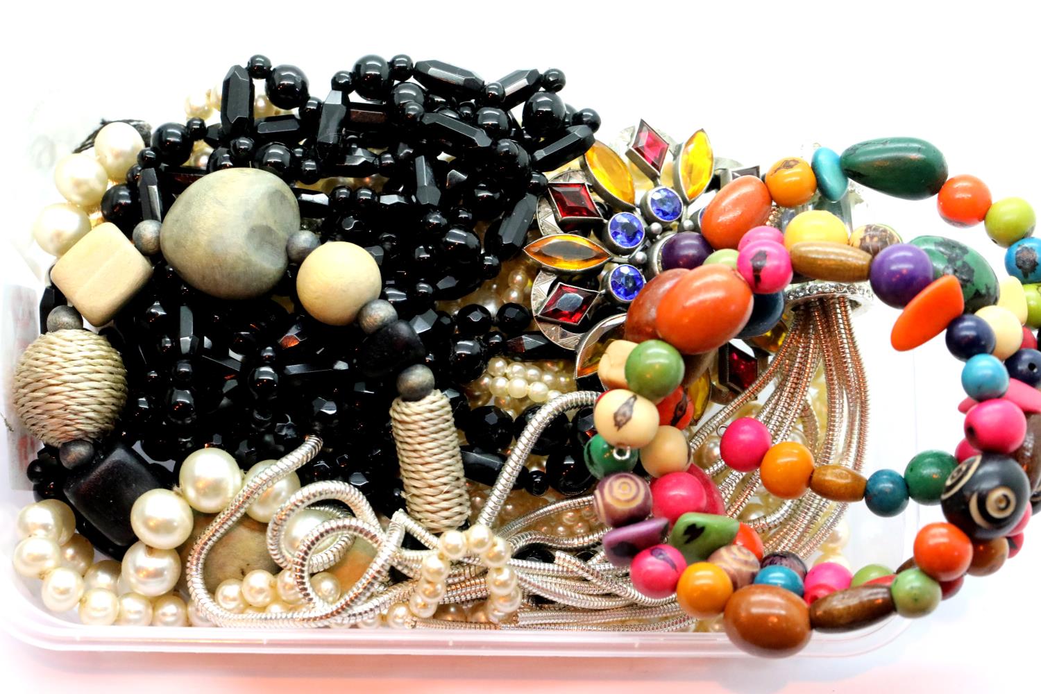 Tray of costume jewellery necklaces. P&P Group 1 (£14+VAT for the first lot and £1+VAT for