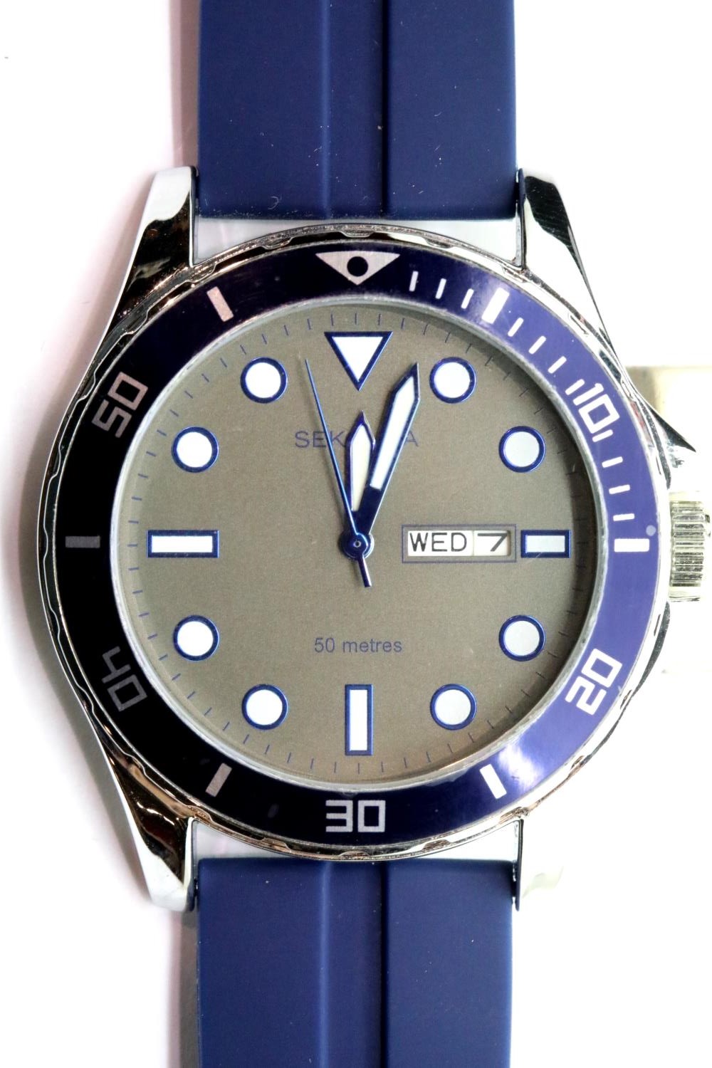 Gents Sekonda day and date wristwatch. Dial D: 40 mm. P&P Group 1 (£14+VAT for the first lot and £