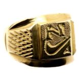 Gents yellow metal heavy chunky ring, size W. P&P Group 1 (£14+VAT for the first lot and £1+VAT
