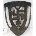 German WWII type cast aluminium trivet with swastika emblem. P&P Group 1 (£14+VAT for the first