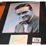 Bob Hope photograph with signature, no provenance. P&P Group 1 (£14+VAT for the first lot and £1+VAT