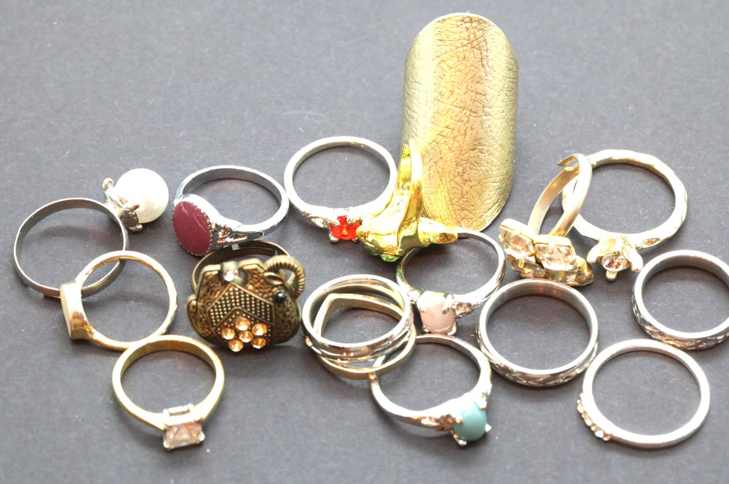 Sixteen mixed fashion rings. P&P Group 1 (£14+VAT for the first lot and £1+VAT for subsequent lots)