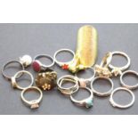 Sixteen mixed fashion rings. P&P Group 1 (£14+VAT for the first lot and £1+VAT for subsequent lots)