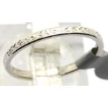 Platinum antique engraved wedding band, size K, 2.0g. P&P Group 1 (£14+VAT for the first lot and £