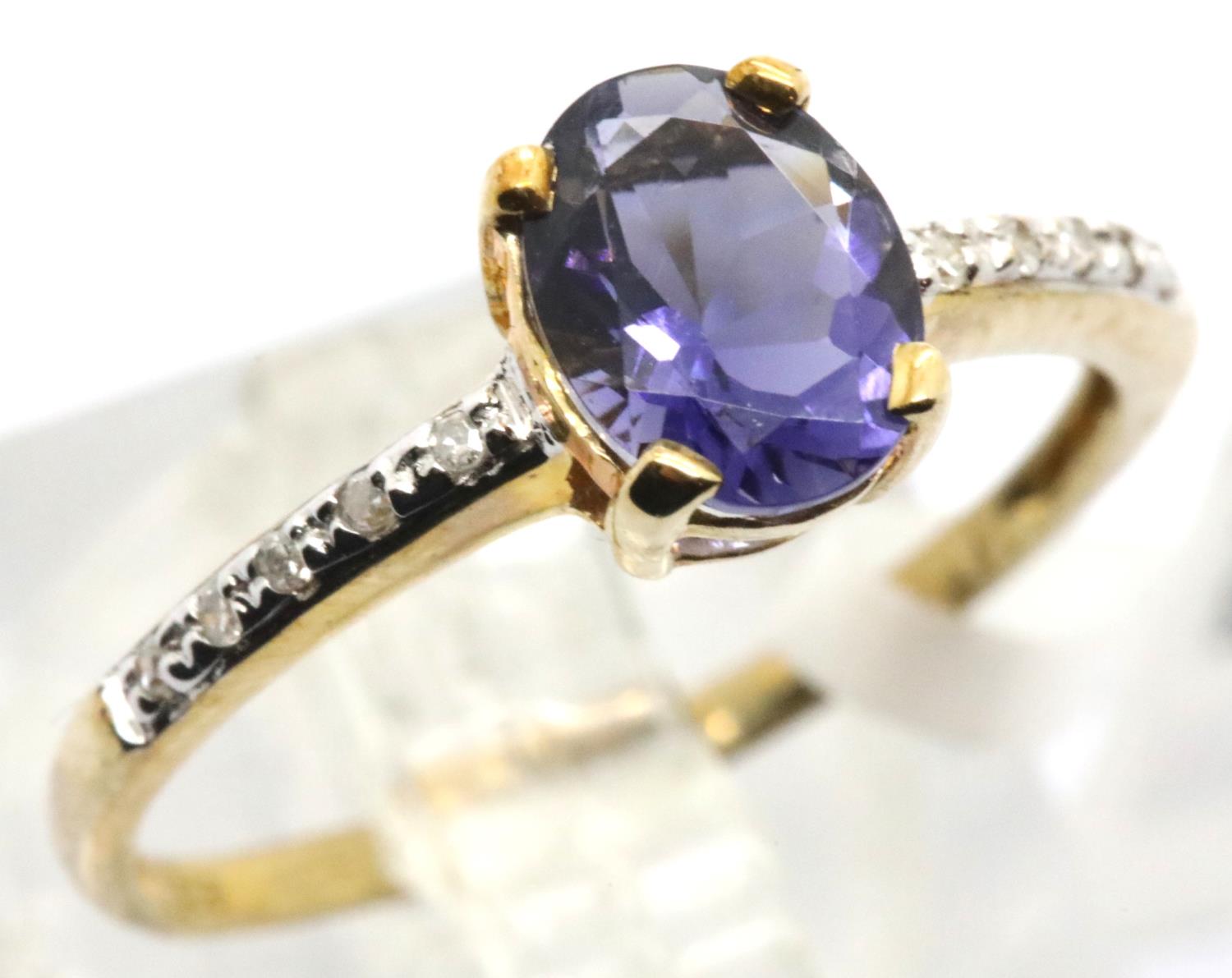 9ct gold tanzanite ring with diamond shoulders, size O, 1.7g. Condition report: Surface scratching