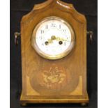 Edwardian inlaid walnut twin handled chiming mantel clock with pendulum, no key, H: 30 cm. P&P Group