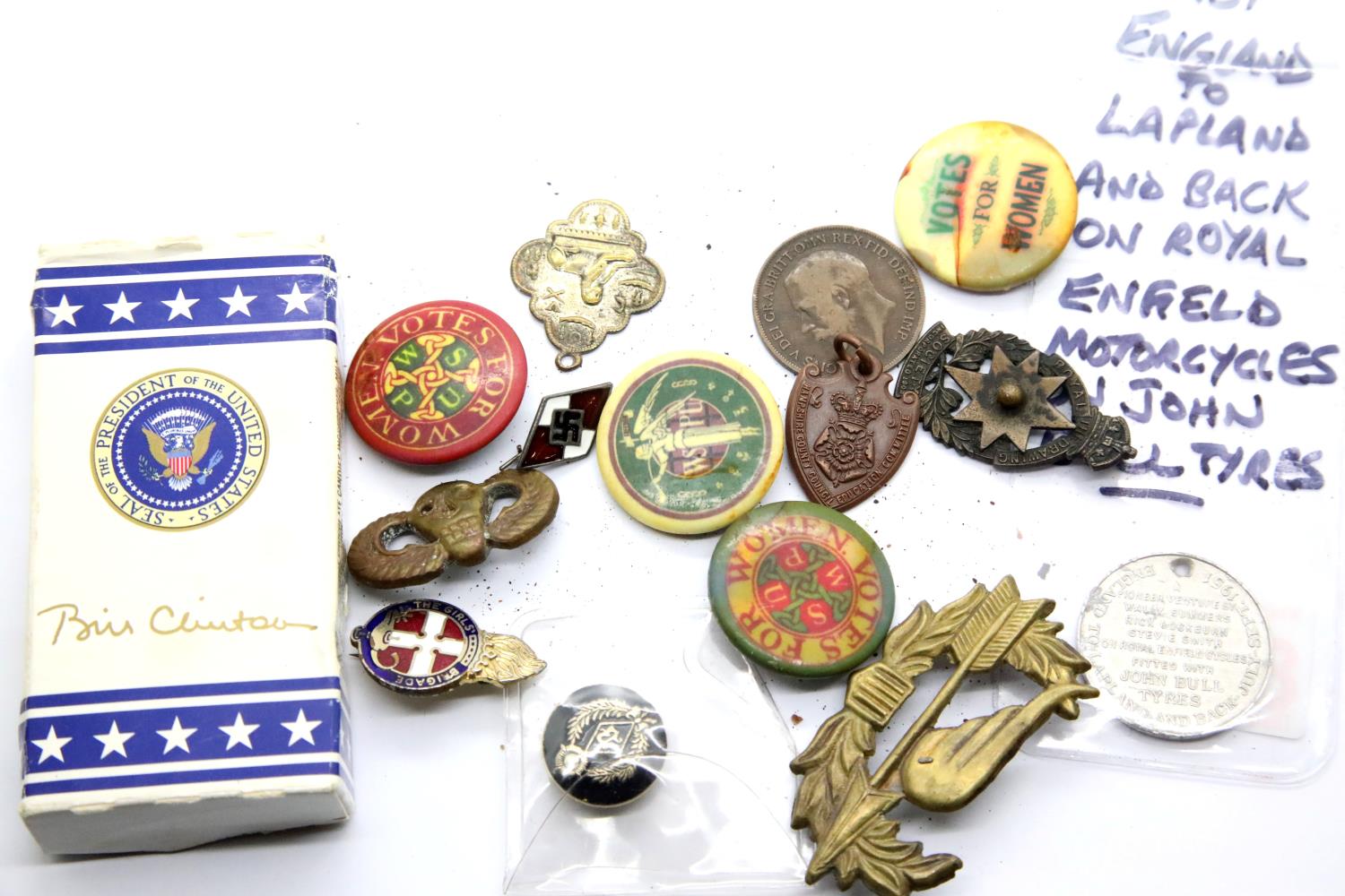 Mixed collectable 20th century badges and tokens. P&P Group 1 (£14+VAT for the first lot and £1+