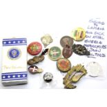 Mixed collectable 20th century badges and tokens. P&P Group 1 (£14+VAT for the first lot and £1+